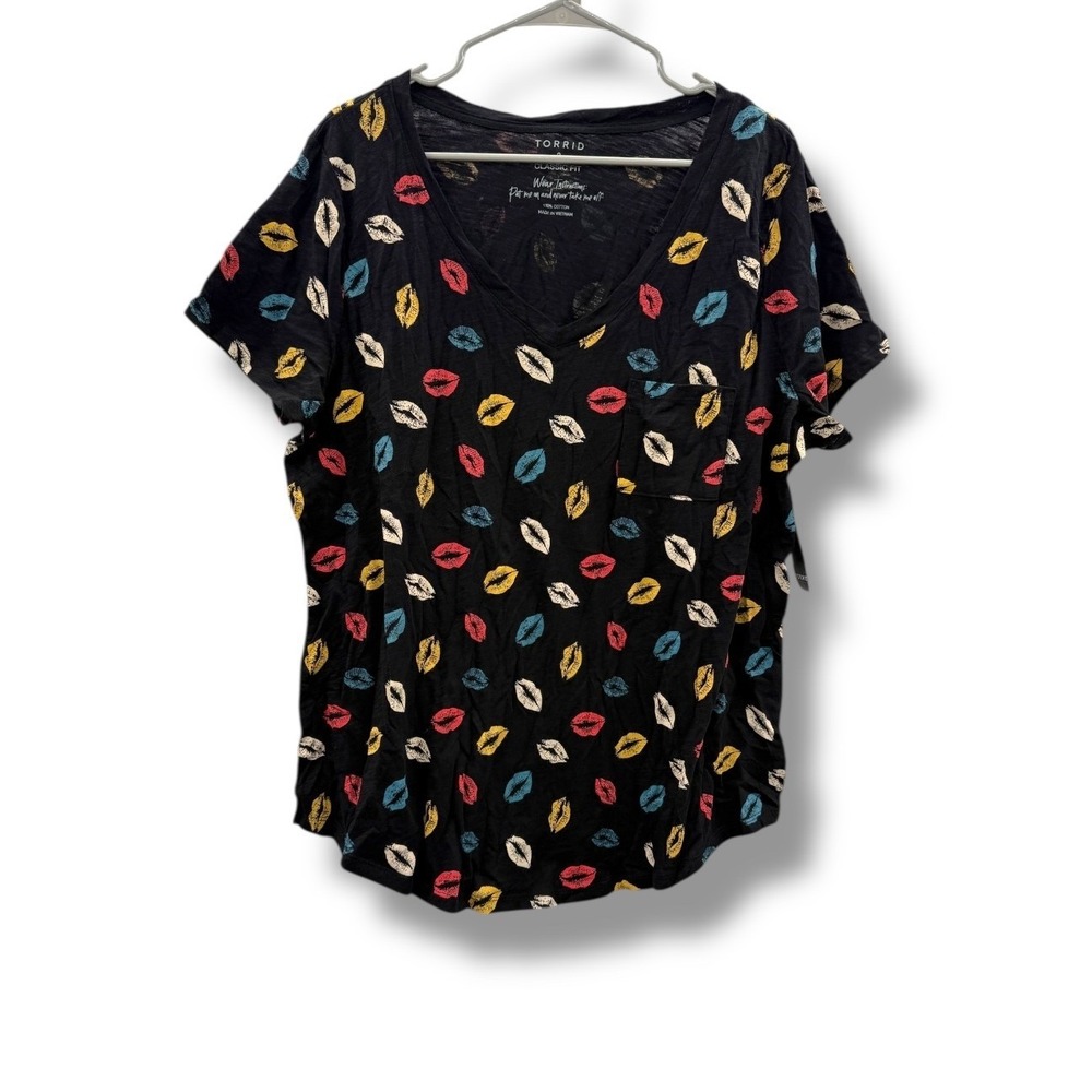 Torrid NWT Lip Print V-Neck Tee Shirt Women's 2X Black Casual Graphic‎ Top